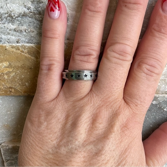 Trendy Unisex Stainless Steel Durable Star Decor Fidget Spinner Ring - Picture 3 of 9